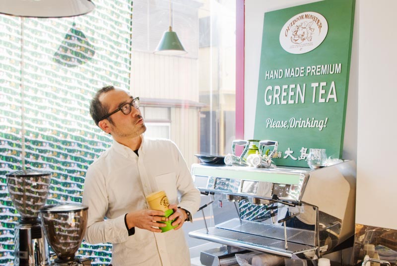 大島園本店・エスプレッソマシンの前にて、店長とTEA